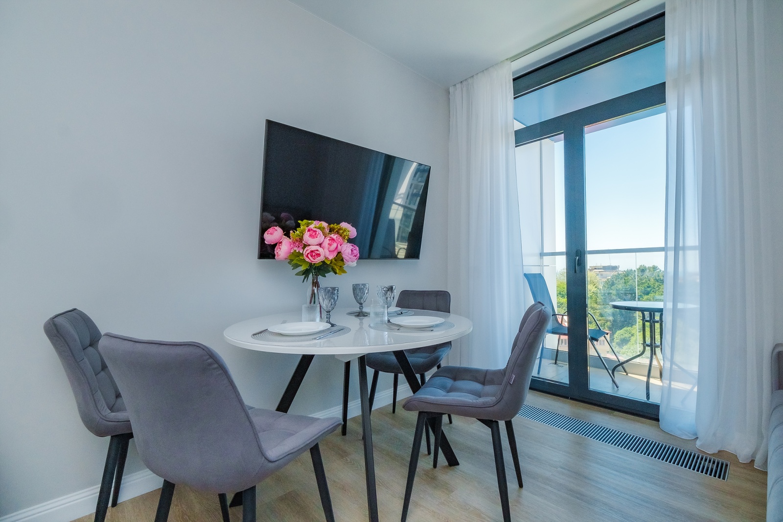 Идеальный вариант для отпуска в Сочи – стильная, небольшая, но функциональная студия с видом на морские просторы!