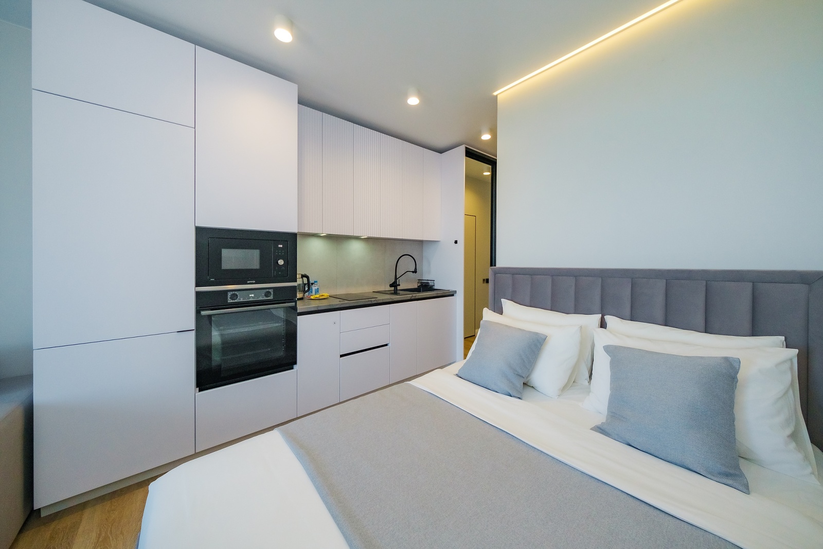 Идеальный вариант для отпуска в Сочи – стильная, небольшая, но функциональная студия с видом на морские просторы!