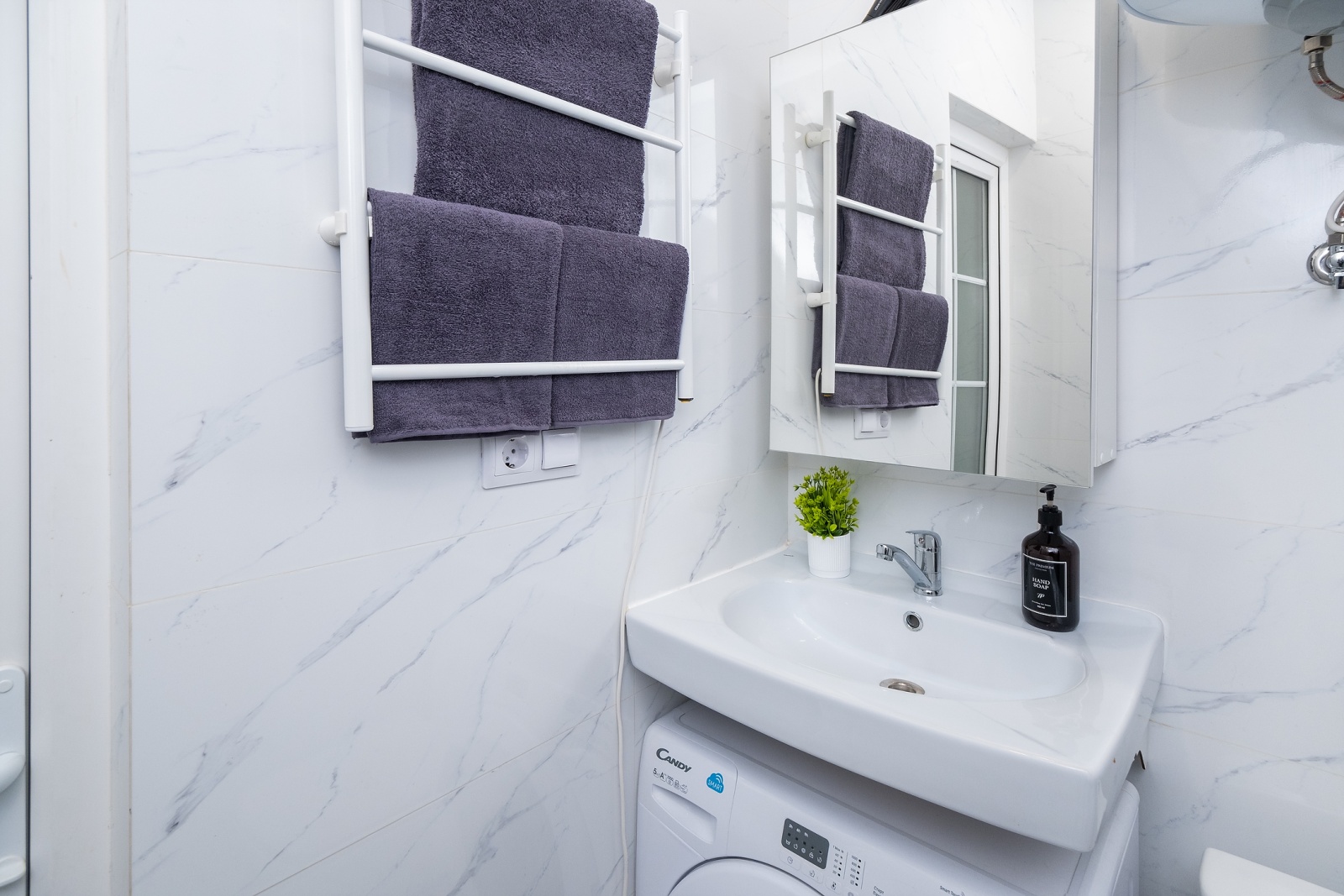 Насладитесь солнцем и комфортом в прекрасных апартаментах с отдельной спальней в Сочи