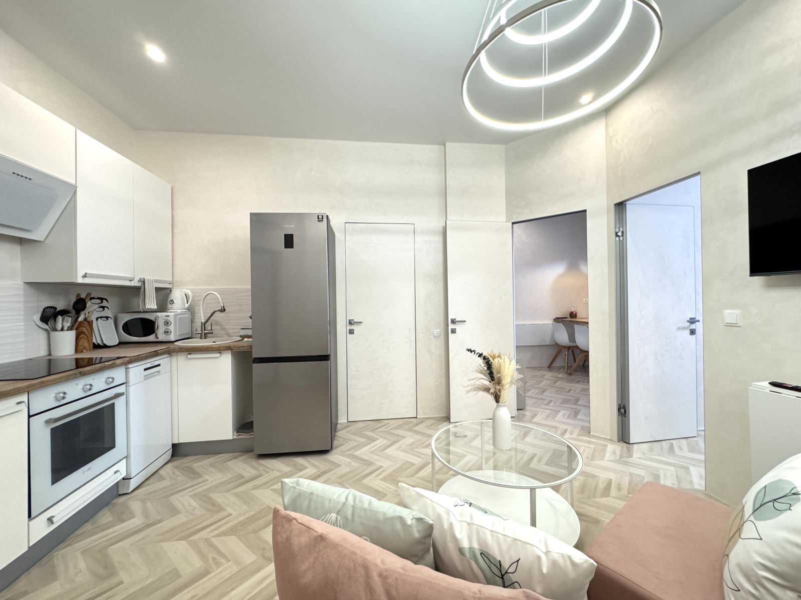 Евро трехкомнатный апартамент с балконом на первой линии в Сириусе АЛС 6-366