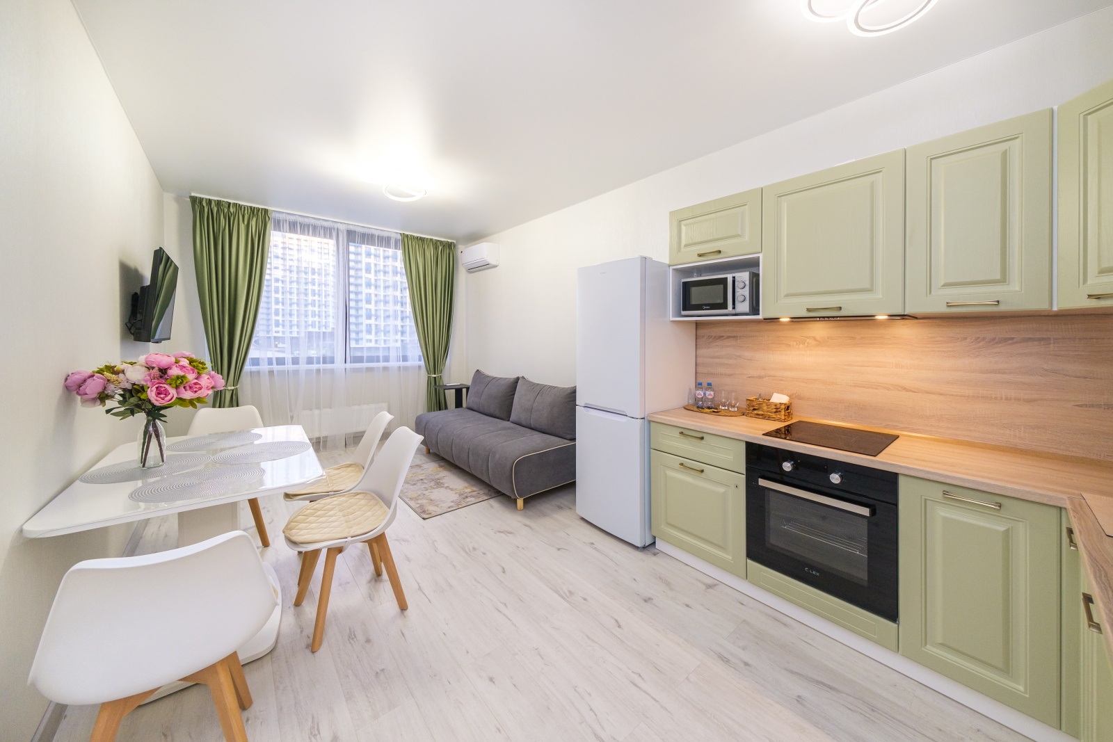 Сочи ждёт вас! Откройте для себя идеальный уголок комфорта в наших апартаментах!  ???? Описание:  Приглашаем вас в новый жилой комплекс "Кислород", где вас окутает атмосфера уюта и гостеприимства. Представьте: вы просыпаетесь под лучами солнца, а из 