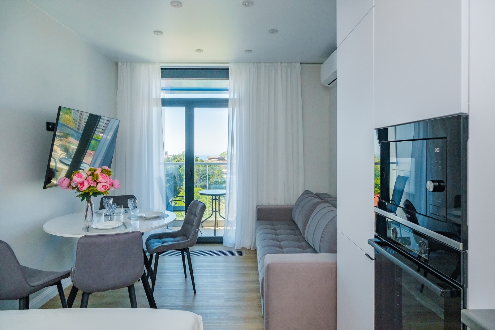 Идеальный вариант для отпуска в Сочи – стильная, небольшая, но функциональная студия с видом на морские просторы!