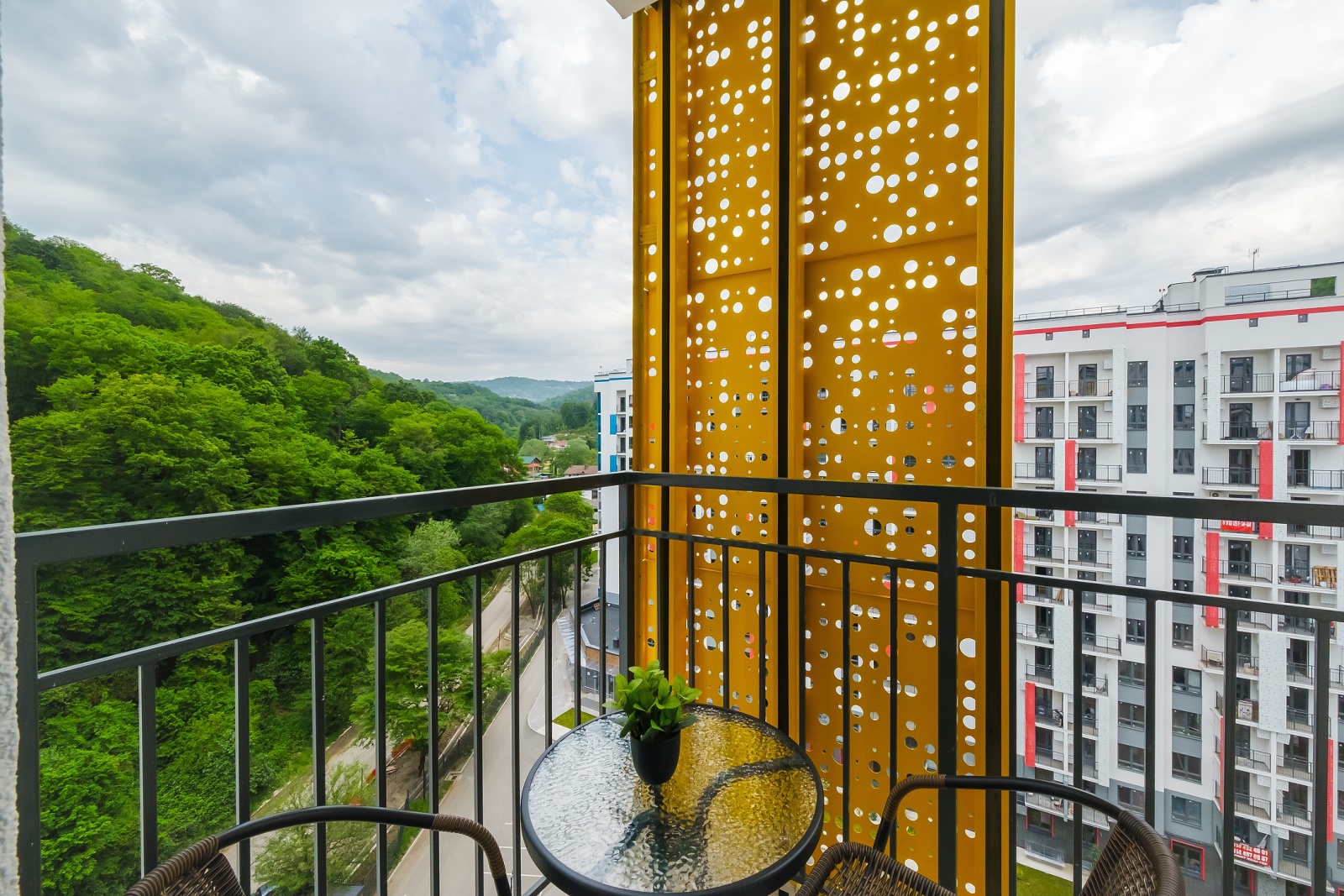 Добро пожаловать в нашу обновленную студию с двумя балконами, откуда открывается захватывающая панорама на морские просторы и Сочинский национальный парк!