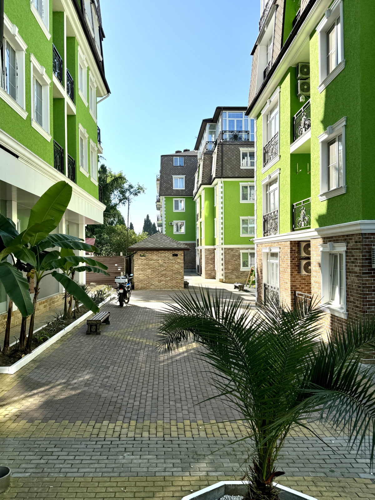 Евро трехкомнатный апартамент с балконом на первой линии в Сириусе АЛС 5-277