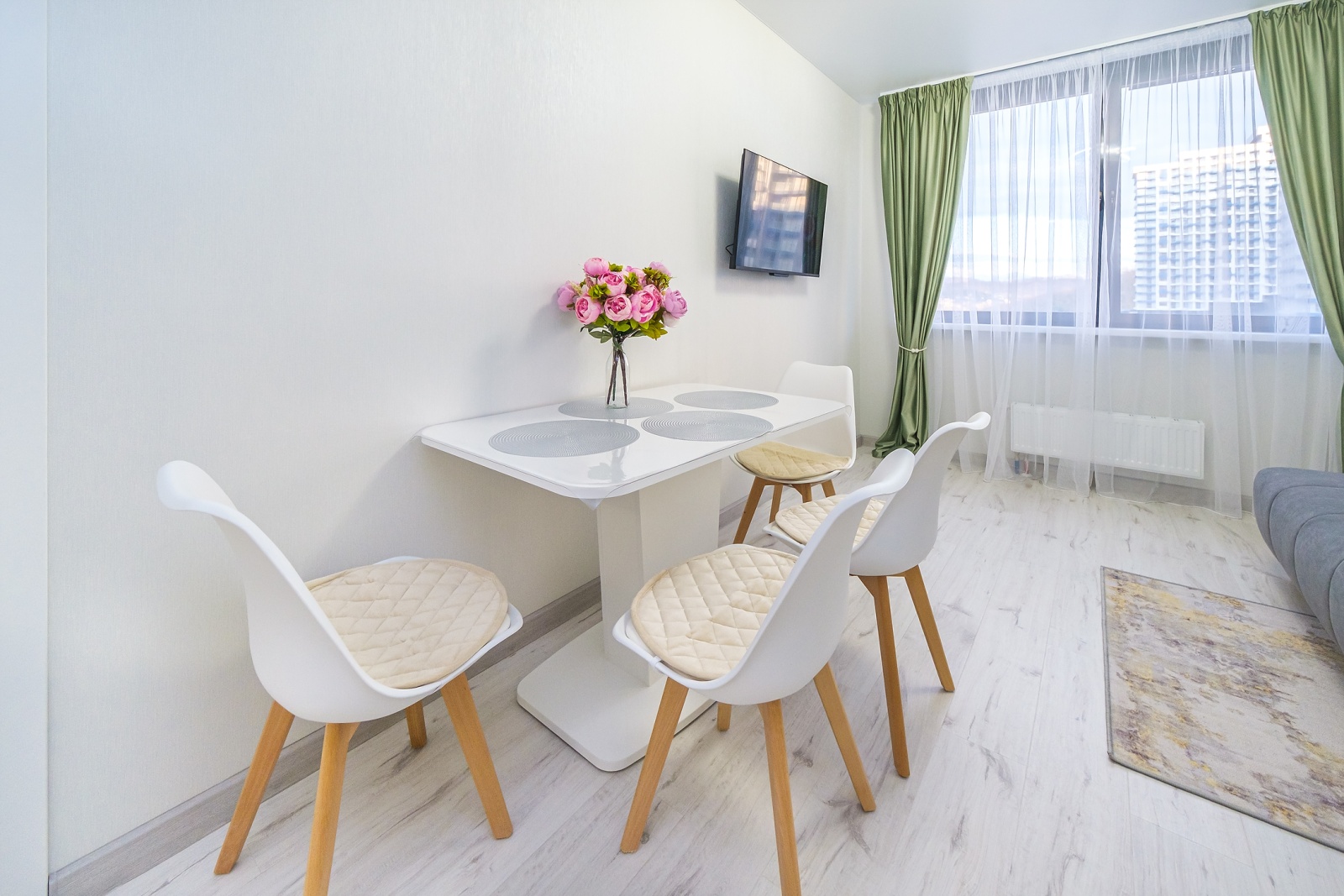 Сочи ждёт вас! Откройте для себя идеальный уголок комфорта в наших апартаментах!  ???? Описание:  Приглашаем вас в новый жилой комплекс "Кислород", где вас окутает атмосфера уюта и гостеприимства. Представьте: вы просыпаетесь под лучами солнца, а из 