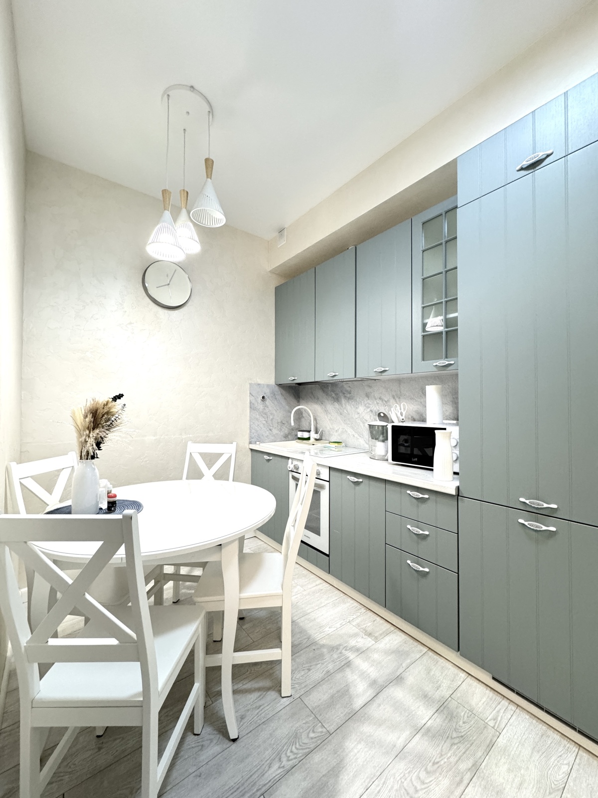 Евро трехкомнатный апартамент с балконом на первой линии в Сириусе АЛС 5-277