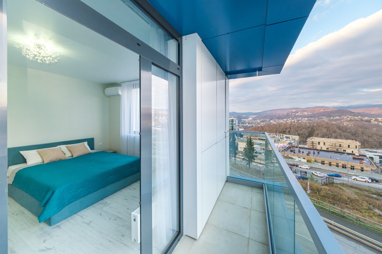 Сочи ждёт вас! Откройте для себя идеальный уголок комфорта в наших апартаментах!  ???? Описание:  Приглашаем вас в новый жилой комплекс "Кислород", где вас окутает атмосфера уюта и гостеприимства. Представьте: вы просыпаетесь под лучами солнца, а из 