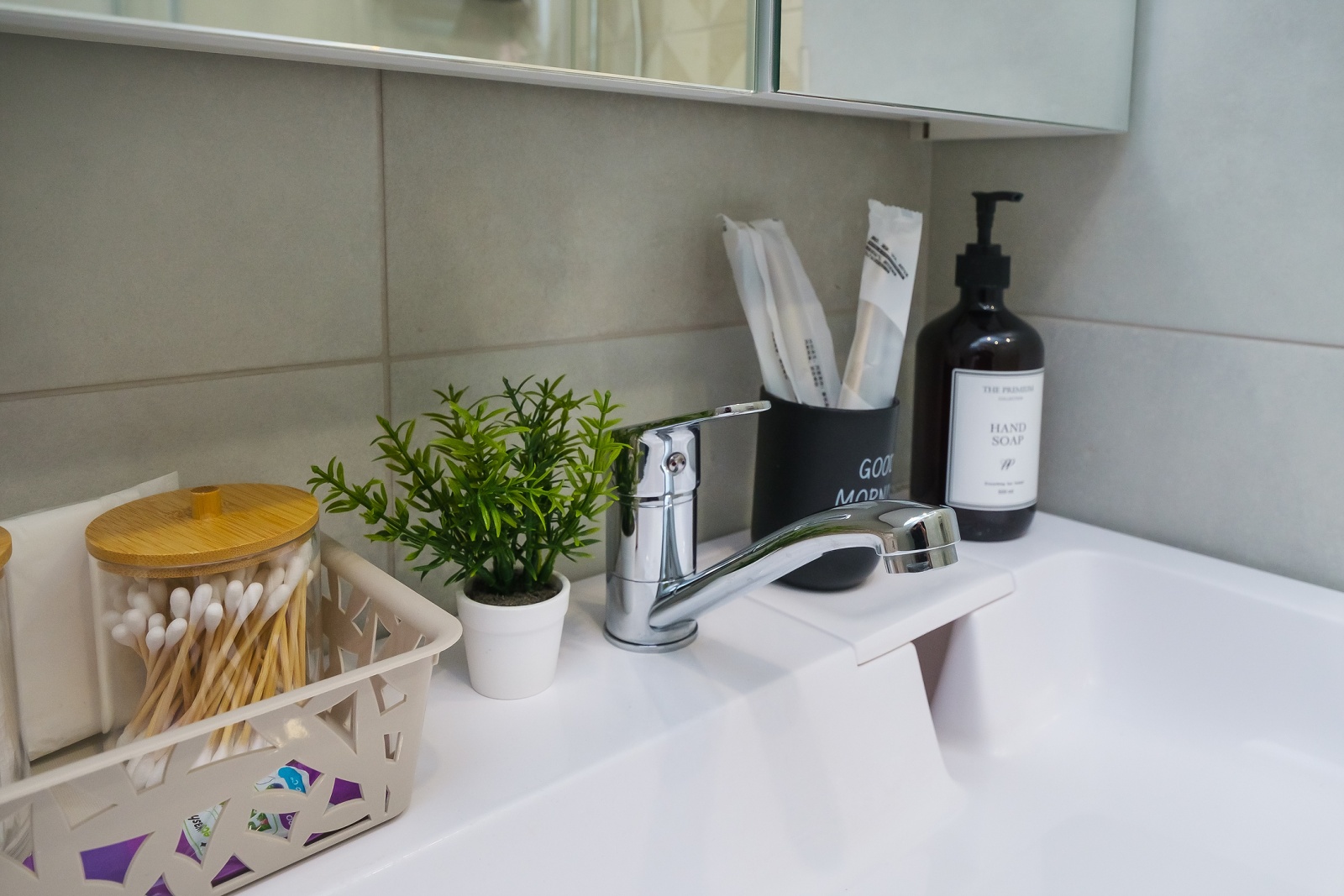 Добро пожаловать в нашу обновленную студию с двумя балконами, откуда открывается захватывающая панорама на морские просторы и Сочинский национальный парк!