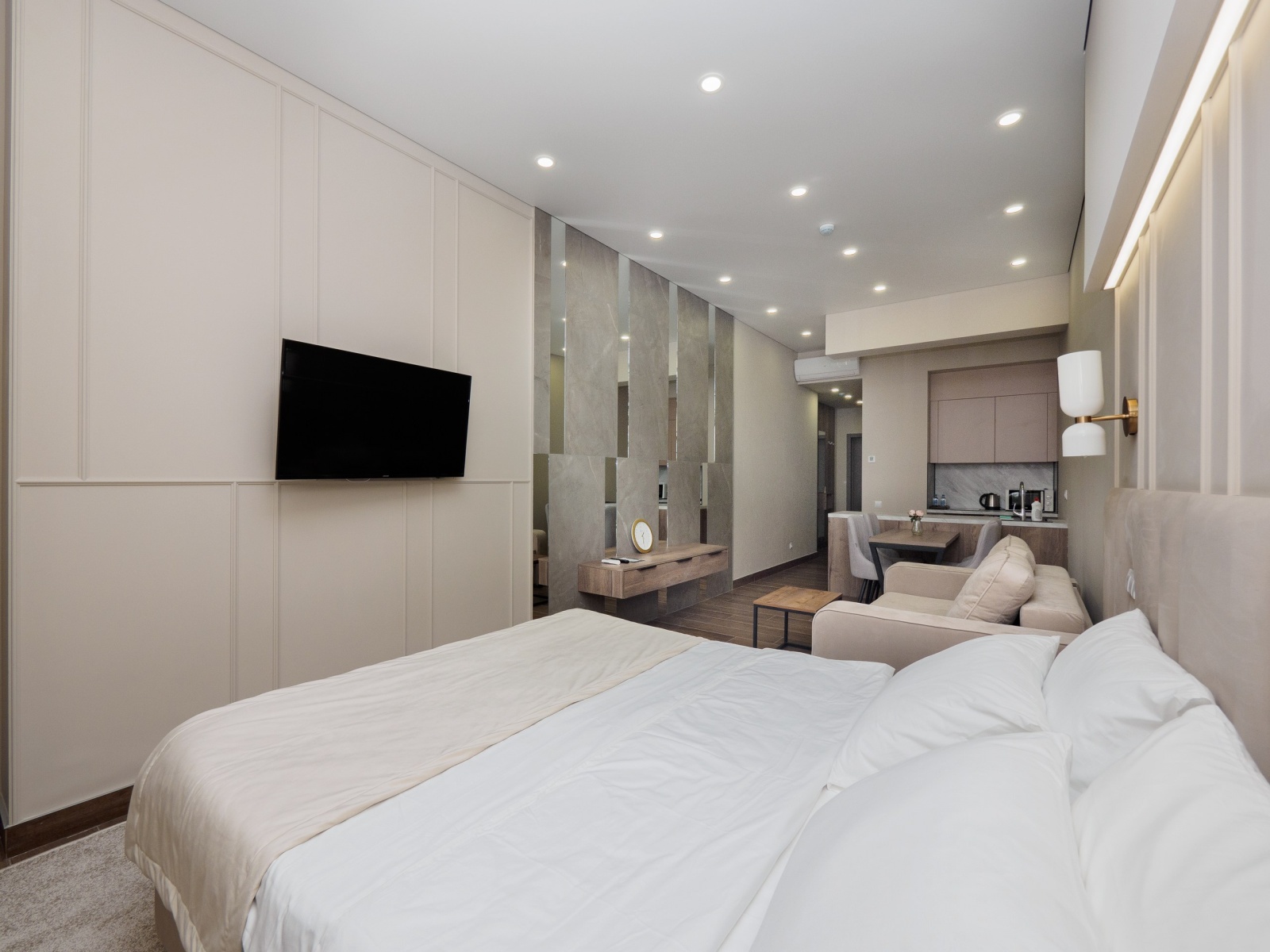 ☀️ Апартаменты в "Mirror Light": ваш безупречный отдых в районе Светлана!