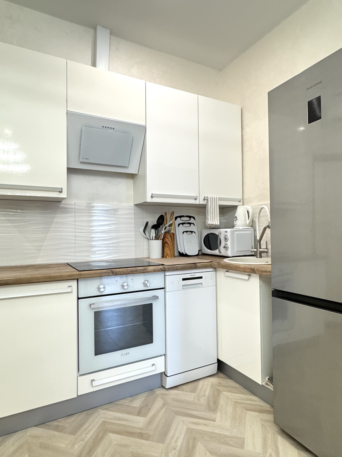 Евро трехкомнатный апартамент с балконом на первой линии в Сириусе АЛС 6-366