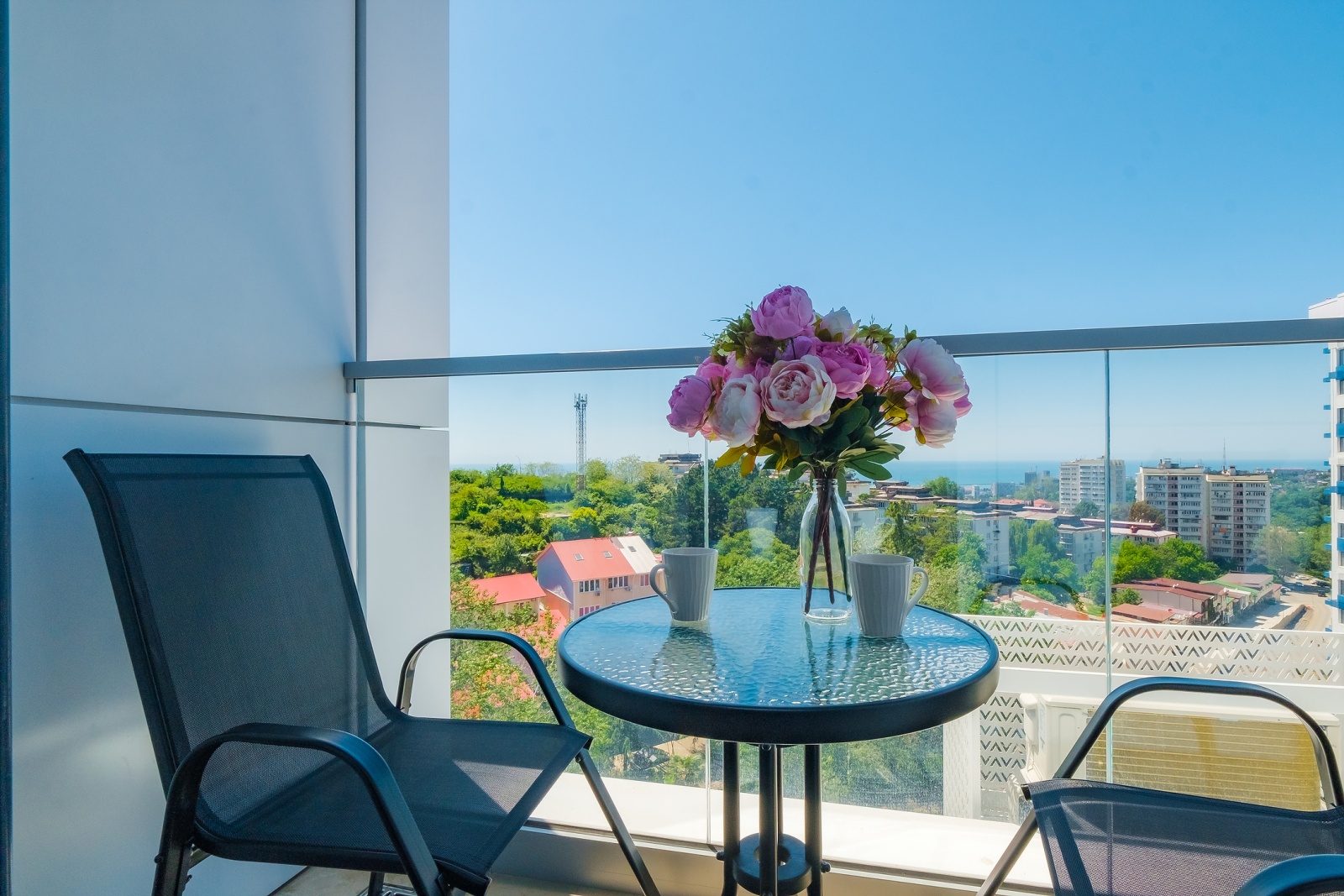 Идеальный вариант для отпуска в Сочи – стильная, небольшая, но функциональная студия с видом на морские просторы!