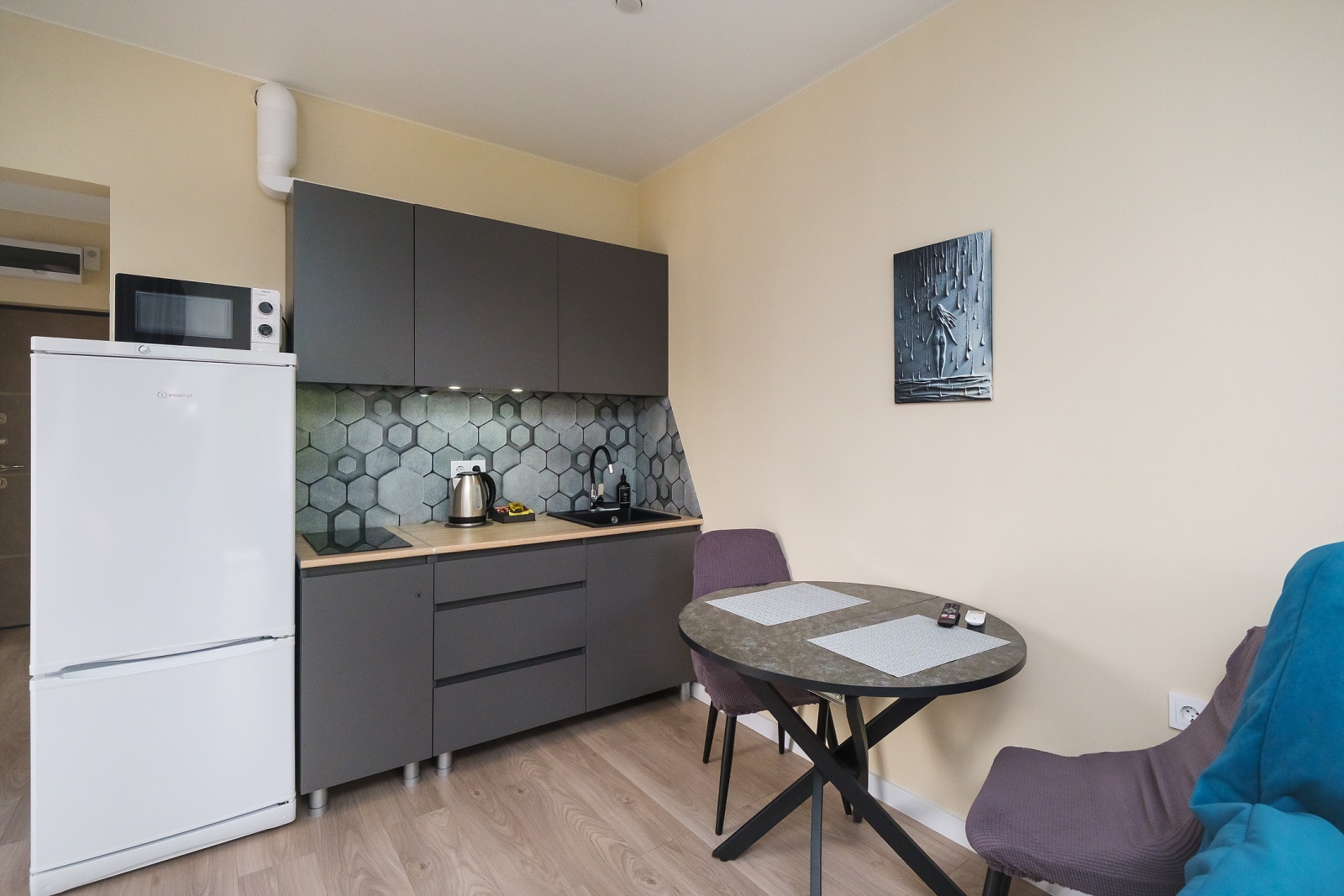 Добро пожаловать в нашу обновленную студию с двумя балконами, откуда открывается захватывающая панорама на морские просторы и Сочинский национальный парк!