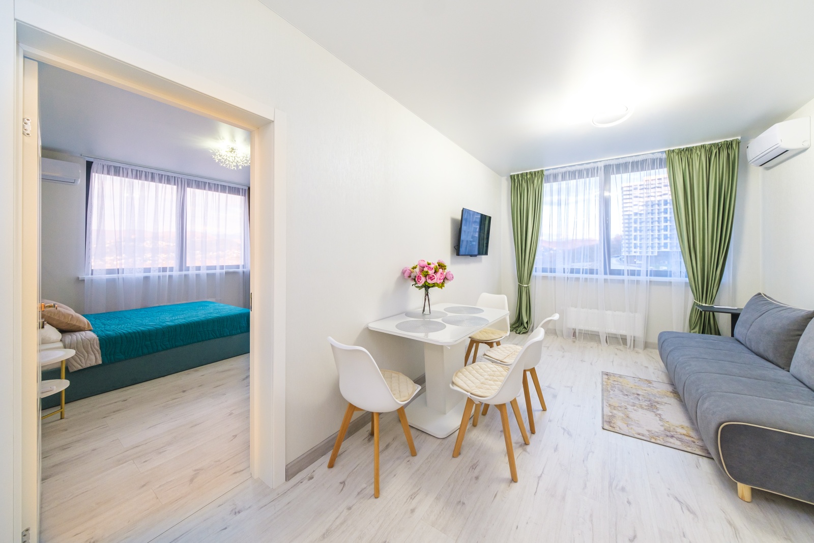 Сочи ждёт вас! Откройте для себя идеальный уголок комфорта в наших апартаментах!  ???? Описание:  Приглашаем вас в новый жилой комплекс "Кислород", где вас окутает атмосфера уюта и гостеприимства. Представьте: вы просыпаетесь под лучами солнца, а из 