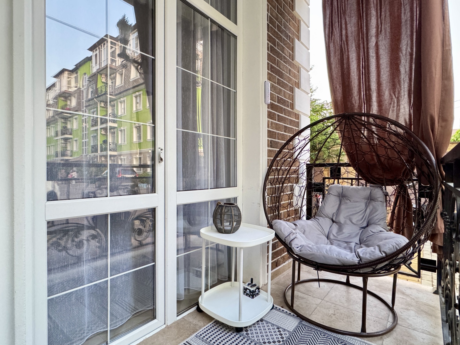 Евро трехкомнатный апартамент с балконом на первой линии в Сириусе АЛС 6-366