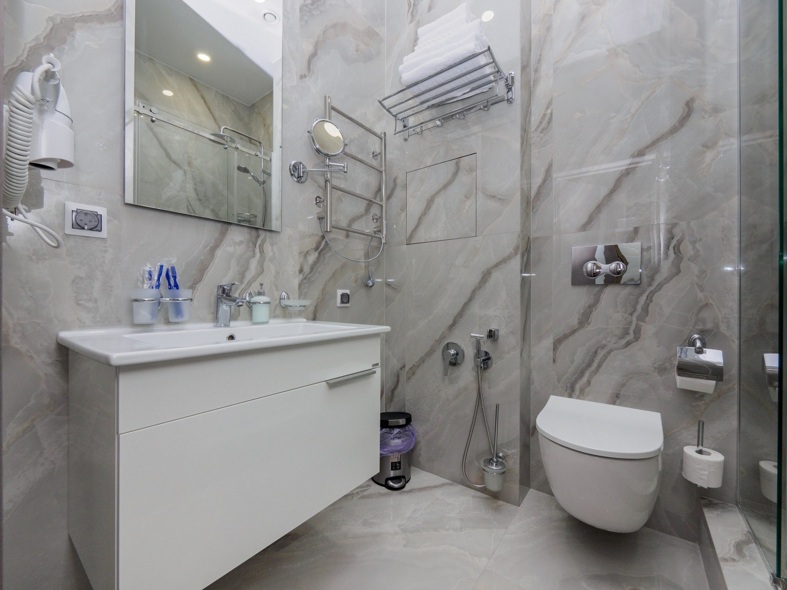 ☀️ Апартаменты в "Mirror Light": ваш безупречный отдых в районе Светлана!