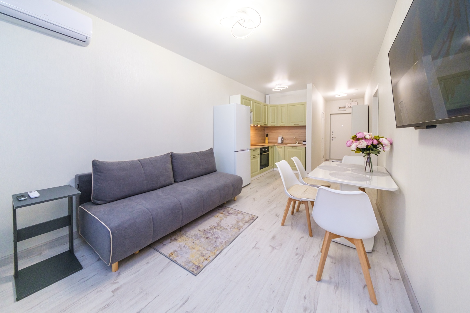 Сочи ждёт вас! Откройте для себя идеальный уголок комфорта в наших апартаментах!  ???? Описание:  Приглашаем вас в новый жилой комплекс "Кислород", где вас окутает атмосфера уюта и гостеприимства. Представьте: вы просыпаетесь под лучами солнца, а из 