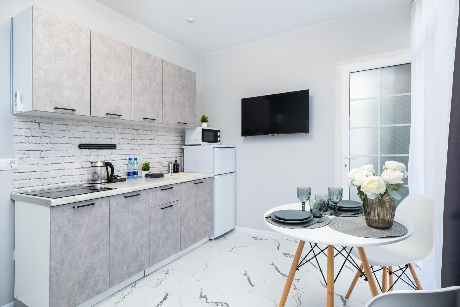 Насладитесь солнцем и комфортом в прекрасных апартаментах с отдельной спальней в Сочи