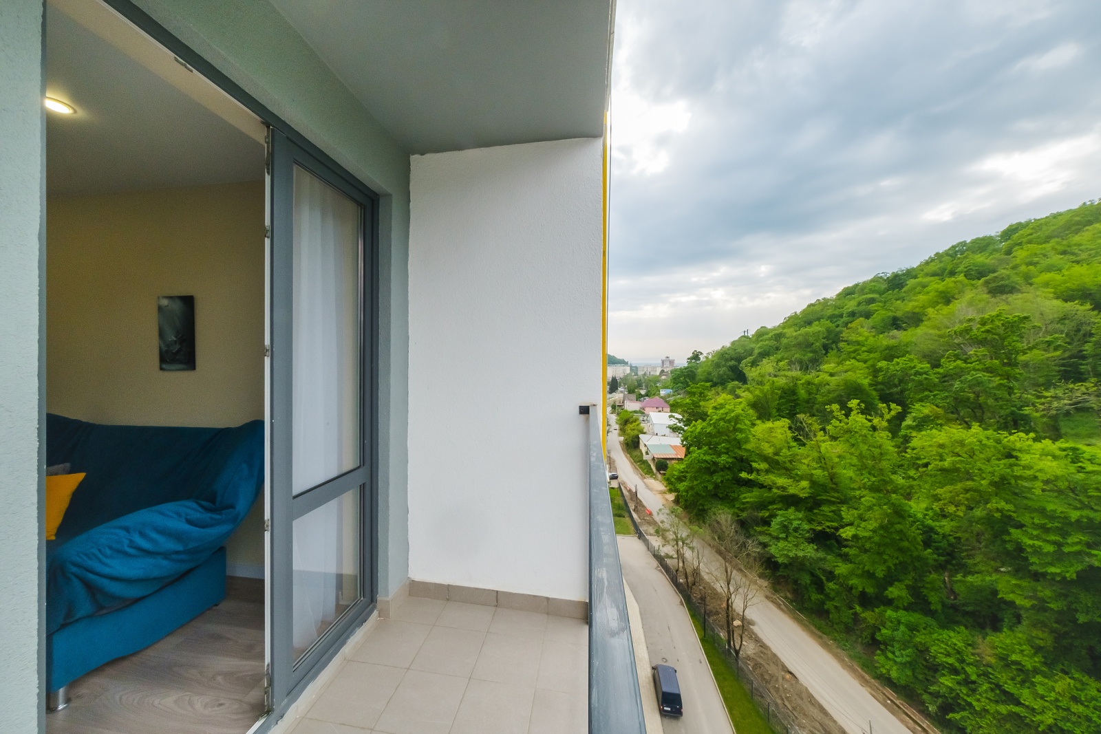 Добро пожаловать в нашу обновленную студию с двумя балконами, откуда открывается захватывающая панорама на морские просторы и Сочинский национальный парк!