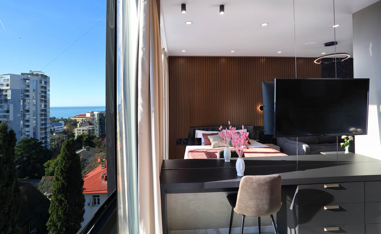 Апартаменты в центре Сочи с видом на море