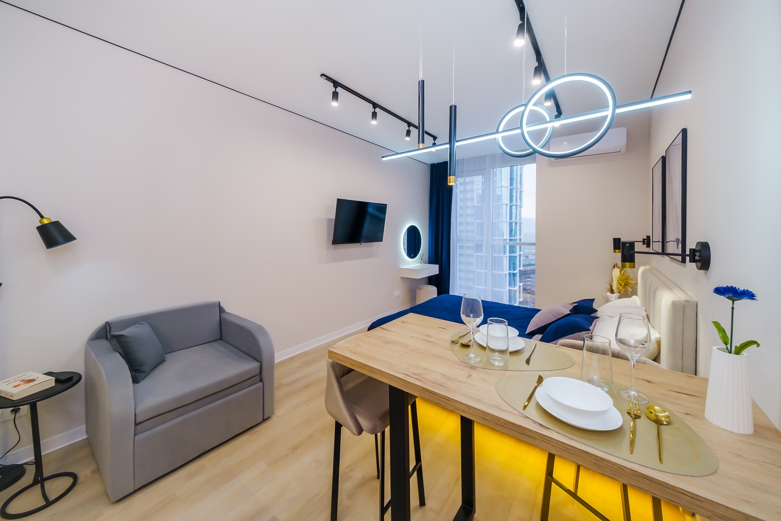 Предлагаем остановиться в новой, уютной студии, расположенной в жилом комплексе "Сочи Парк", из окон которой открывается захватывающий вид!