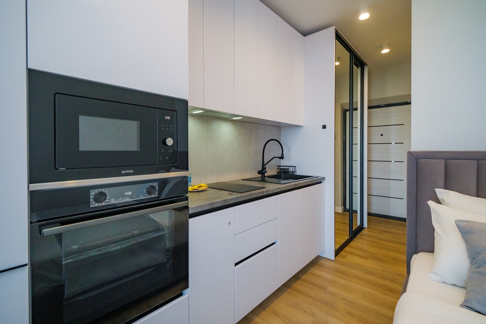 Идеальный вариант для отпуска в Сочи – стильная, небольшая, но функциональная студия с видом на морские просторы!