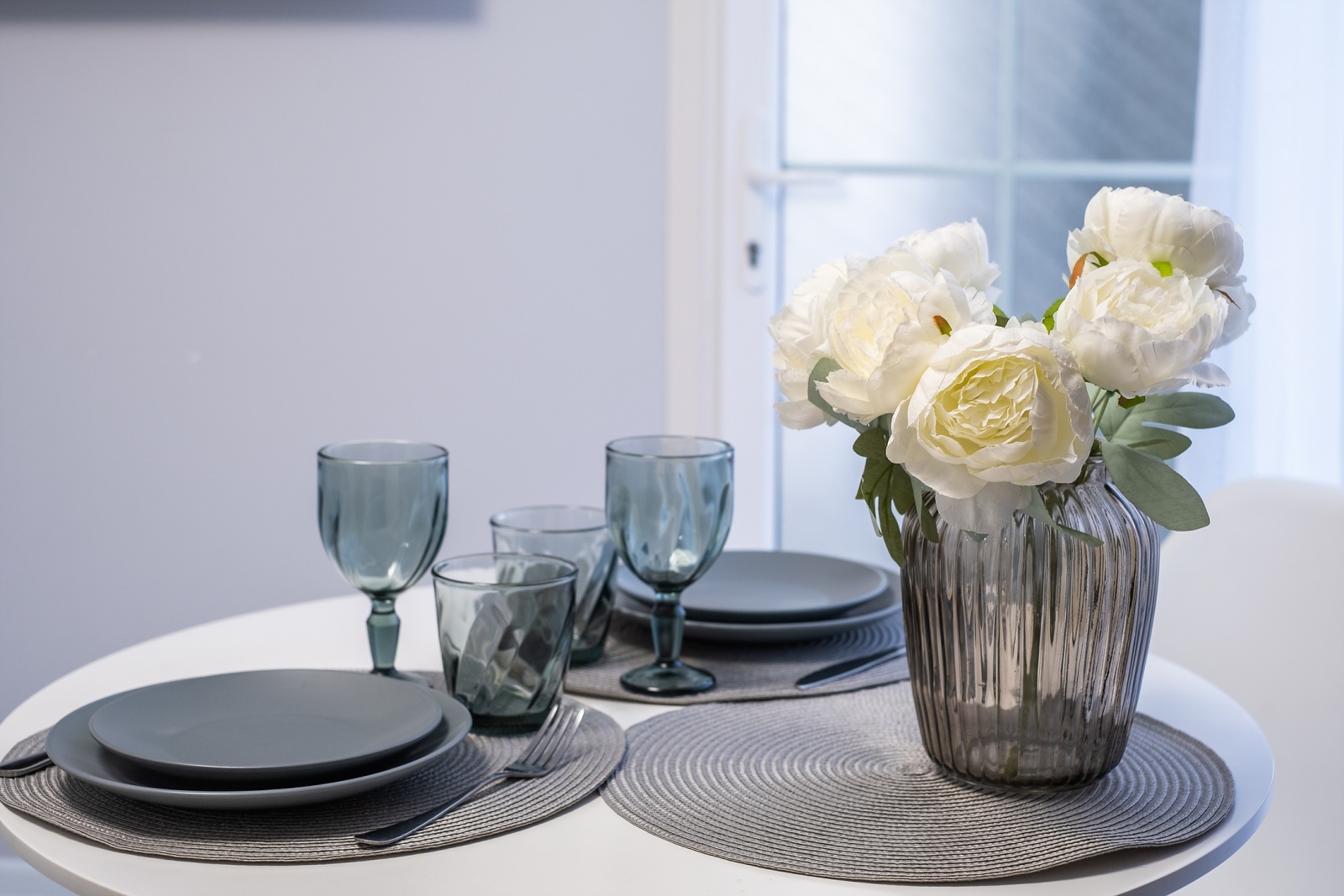 Насладитесь солнцем и комфортом в прекрасных апартаментах с отдельной спальней в Сочи