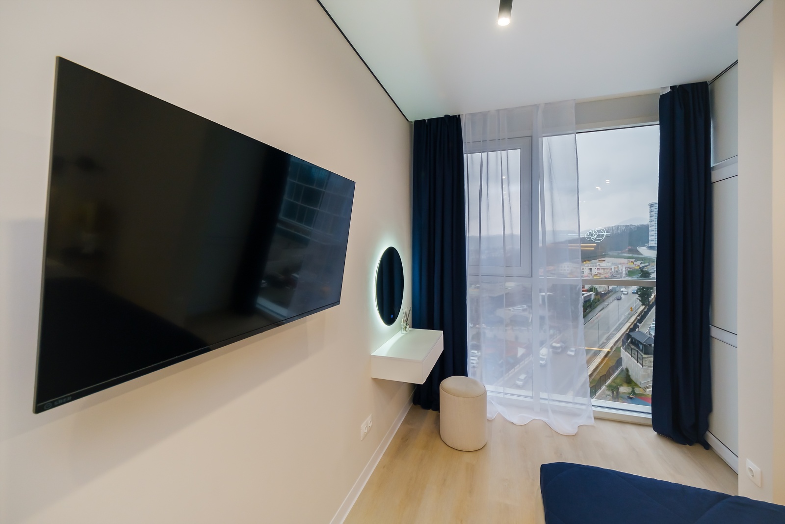 Предлагаем остановиться в новой, уютной студии, расположенной в жилом комплексе "Сочи Парк", из окон которой открывается захватывающий вид!