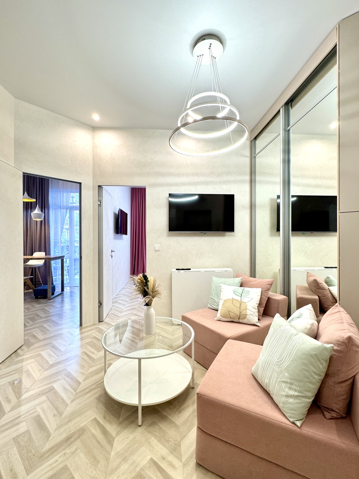 Евро трехкомнатный апартамент с балконом на первой линии в Сириусе АЛС 6-366