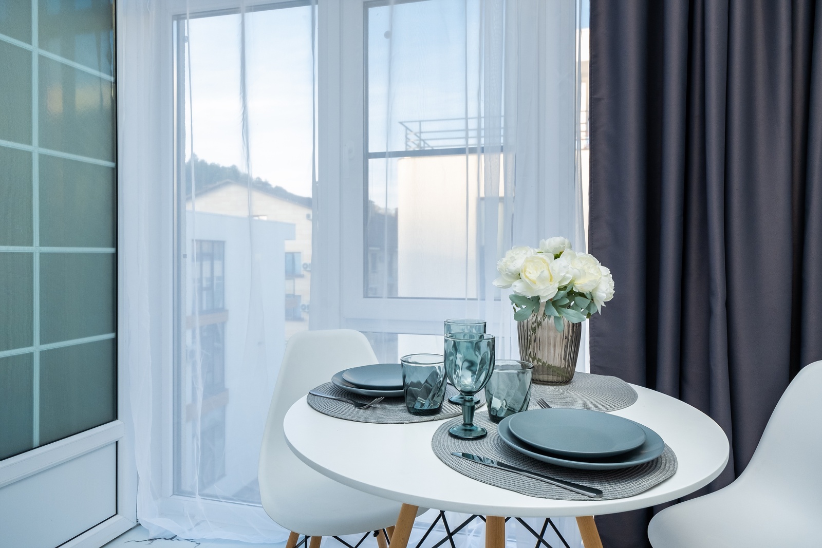 Насладитесь солнцем и комфортом в прекрасных апартаментах с отдельной спальней в Сочи