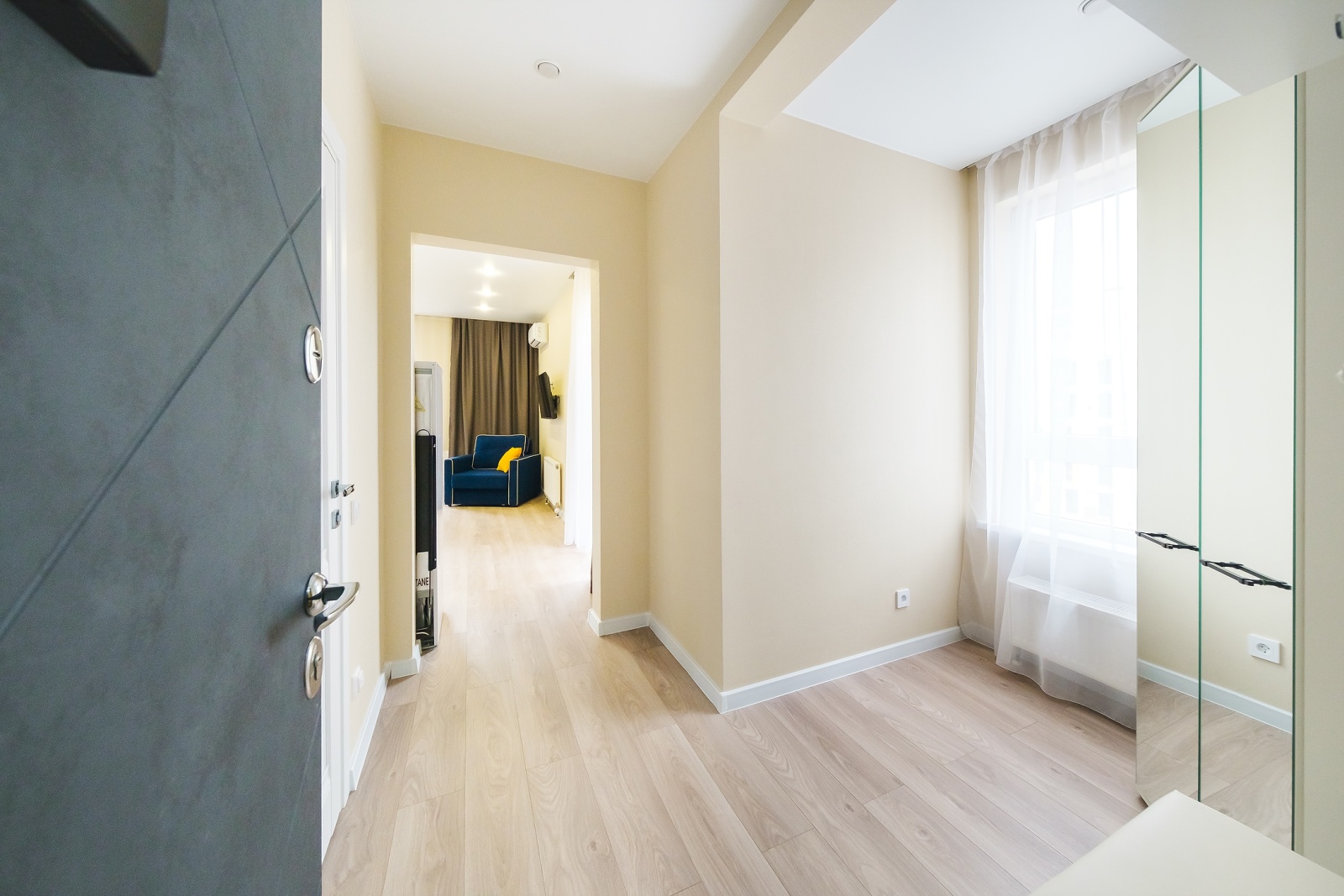 Добро пожаловать в нашу обновленную студию с двумя балконами, откуда открывается захватывающая панорама на морские просторы и Сочинский национальный парк!