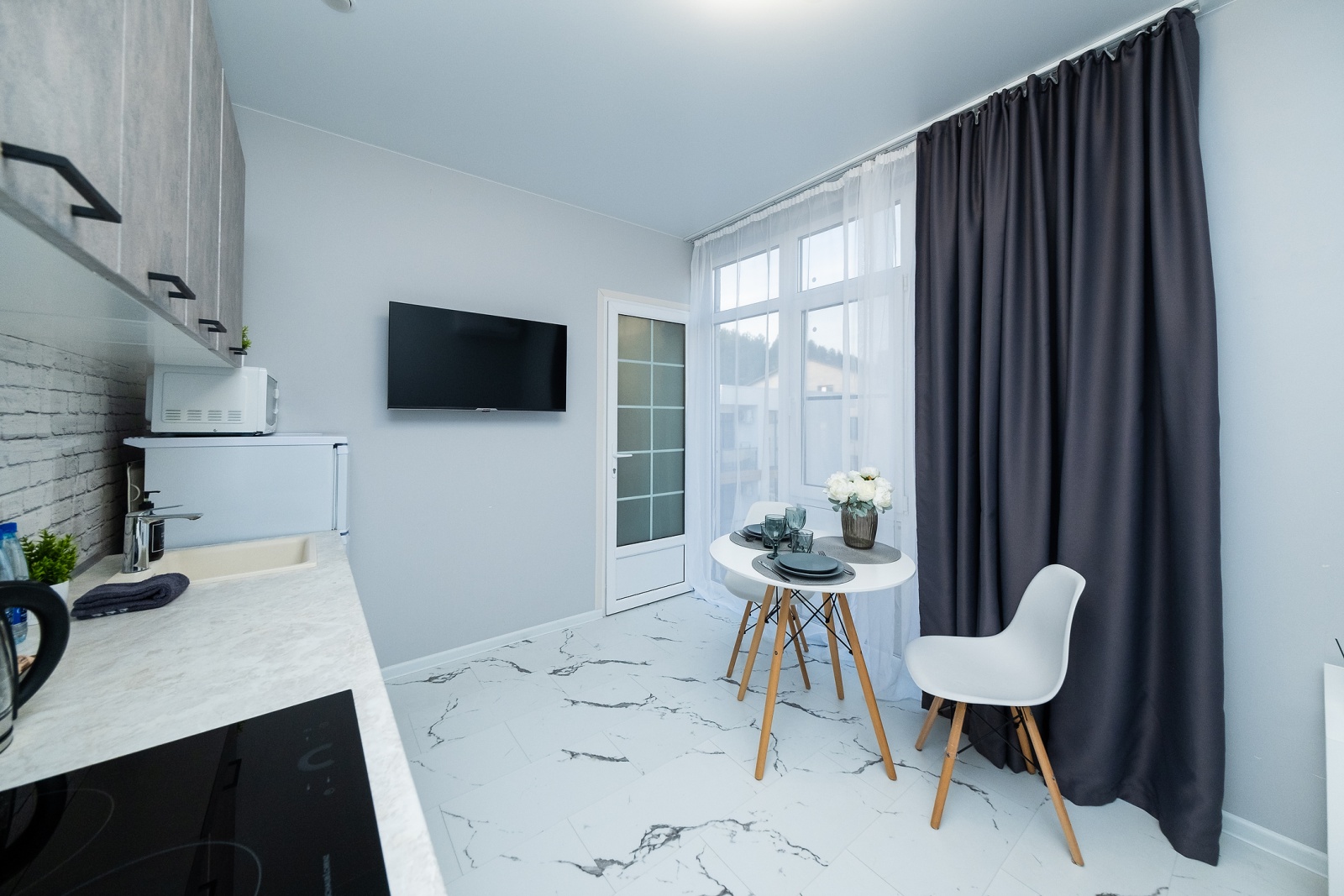 Насладитесь солнцем и комфортом в прекрасных апартаментах с отдельной спальней в Сочи