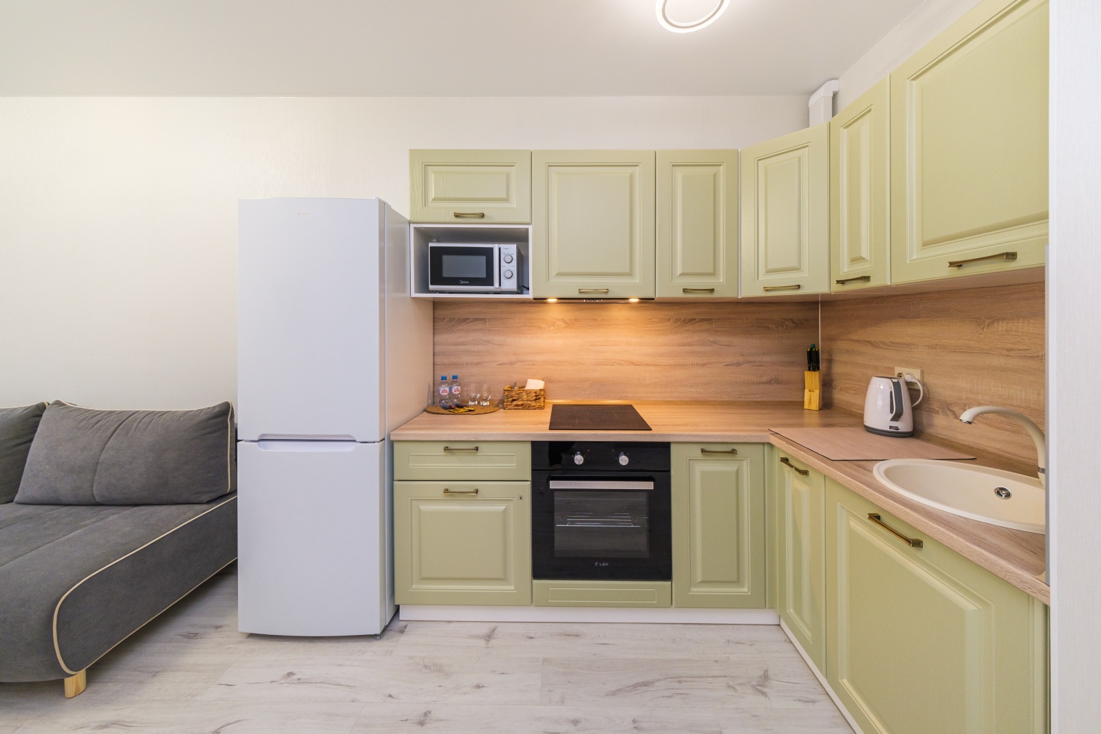 Сочи ждёт вас! Откройте для себя идеальный уголок комфорта в наших апартаментах!  ???? Описание:  Приглашаем вас в новый жилой комплекс "Кислород", где вас окутает атмосфера уюта и гостеприимства. Представьте: вы просыпаетесь под лучами солнца, а из 