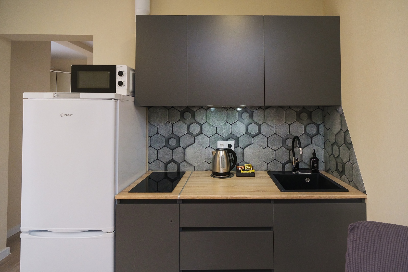 Добро пожаловать в нашу обновленную студию с двумя балконами, откуда открывается захватывающая панорама на морские просторы и Сочинский национальный парк!