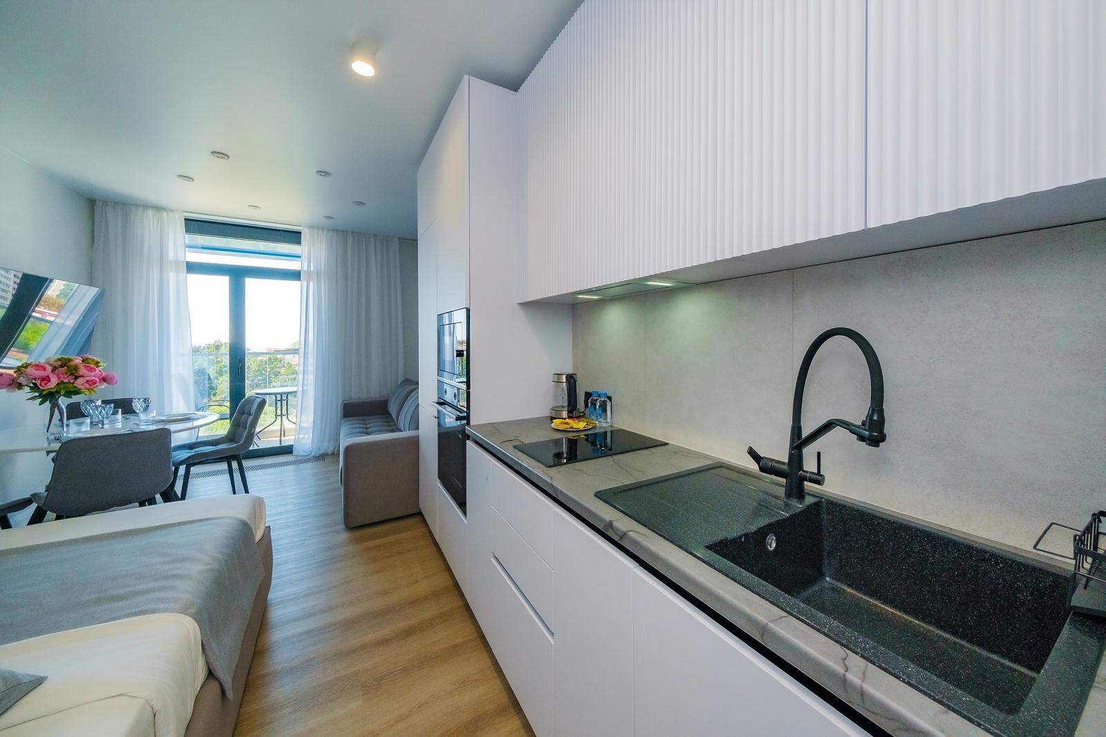 Идеальный вариант для отпуска в Сочи – стильная, небольшая, но функциональная студия с видом на морские просторы!