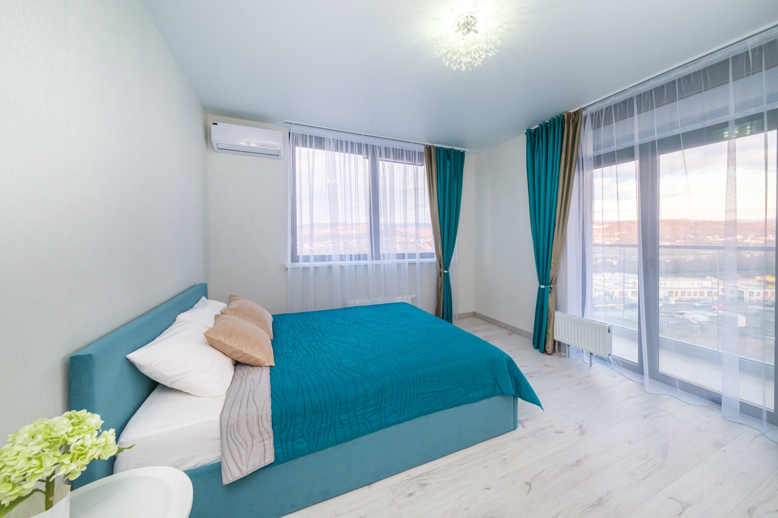 Сочи ждёт вас! Откройте для себя идеальный уголок комфорта в наших апартаментах!  ???? Описание:  Приглашаем вас в новый жилой комплекс "Кислород", где вас окутает атмосфера уюта и гостеприимства. Представьте: вы просыпаетесь под лучами солнца, а из 