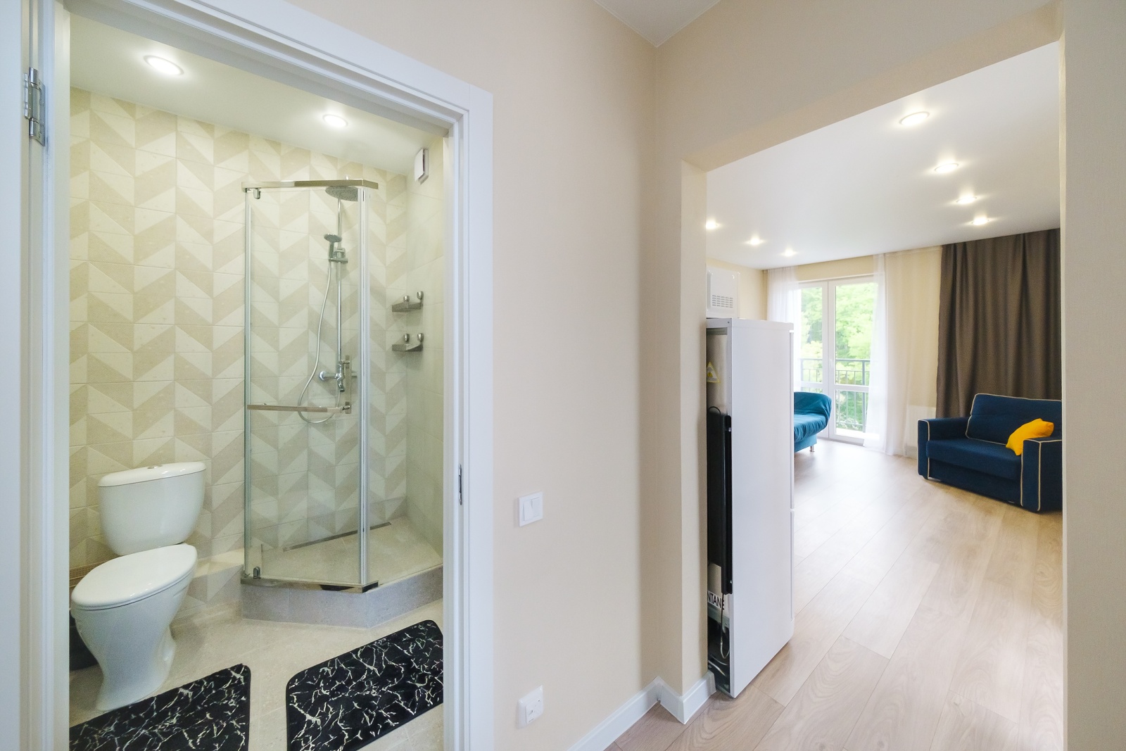 Добро пожаловать в нашу обновленную студию с двумя балконами, откуда открывается захватывающая панорама на морские просторы и Сочинский национальный парк!