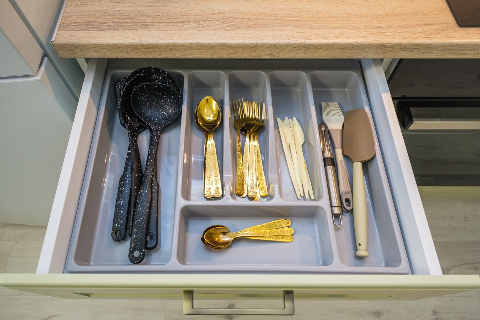 Сочи ждёт вас! Откройте для себя идеальный уголок комфорта в наших апартаментах!  ???? Описание:  Приглашаем вас в новый жилой комплекс "Кислород", где вас окутает атмосфера уюта и гостеприимства. Представьте: вы просыпаетесь под лучами солнца, а из 