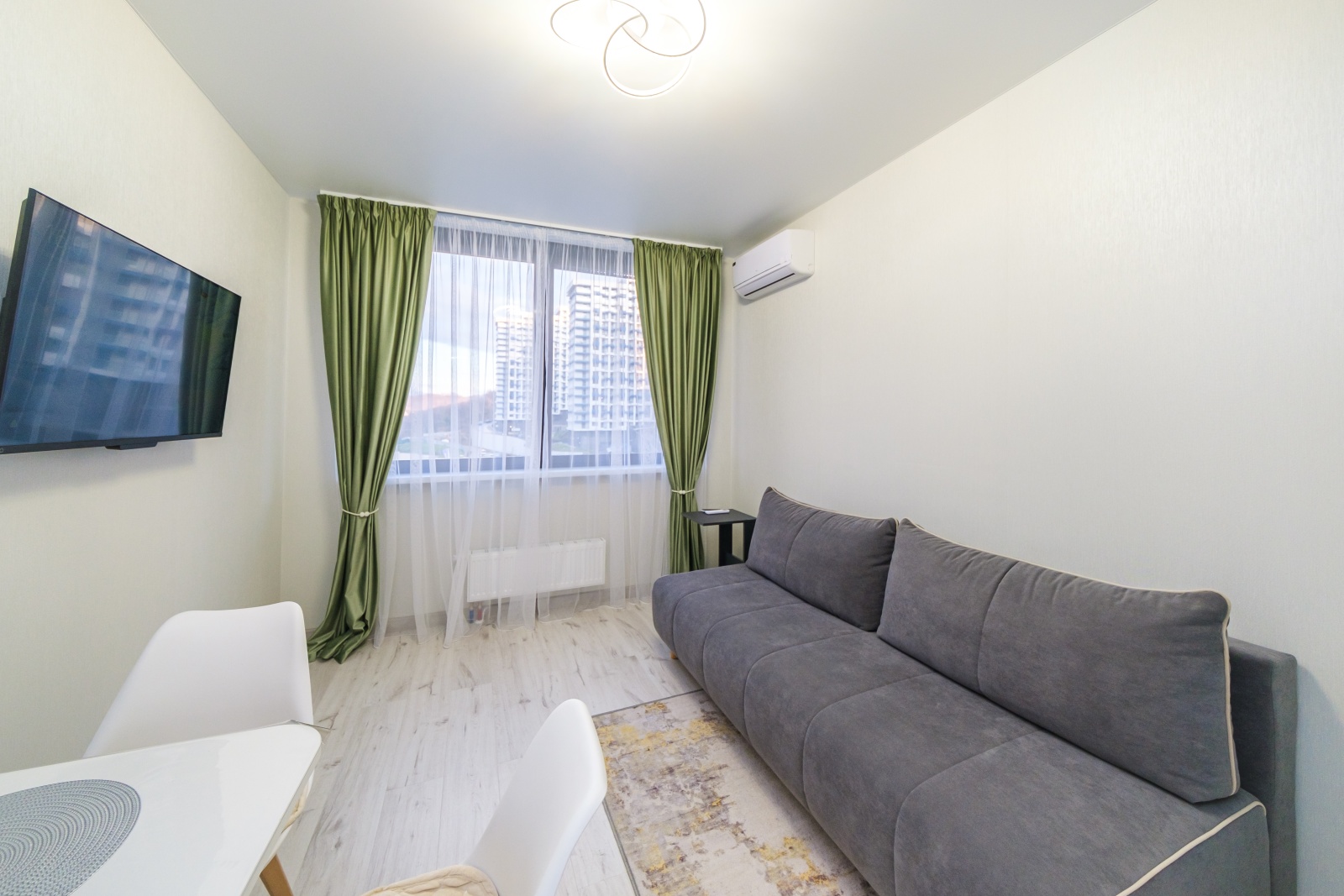 Сочи ждёт вас! Откройте для себя идеальный уголок комфорта в наших апартаментах!  ???? Описание:  Приглашаем вас в новый жилой комплекс "Кислород", где вас окутает атмосфера уюта и гостеприимства. Представьте: вы просыпаетесь под лучами солнца, а из 