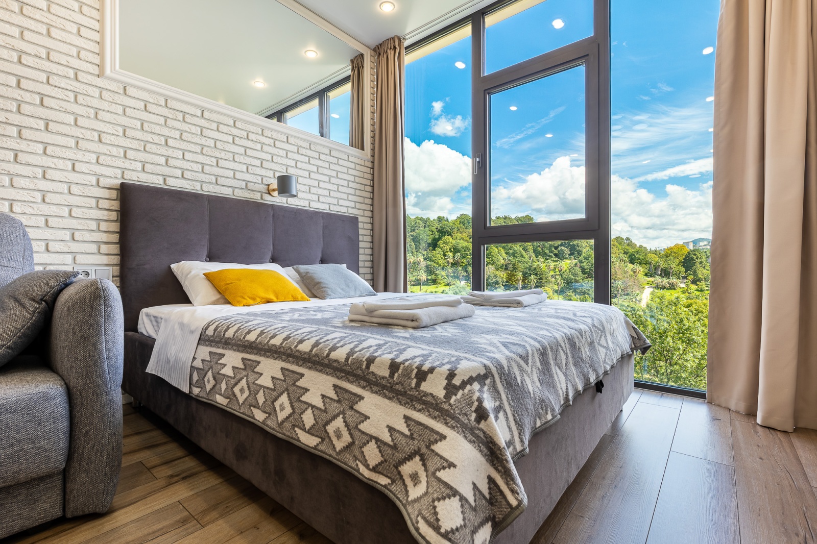 Студия ЖК Метрополь с видом на Дендрарий в центре Сочи