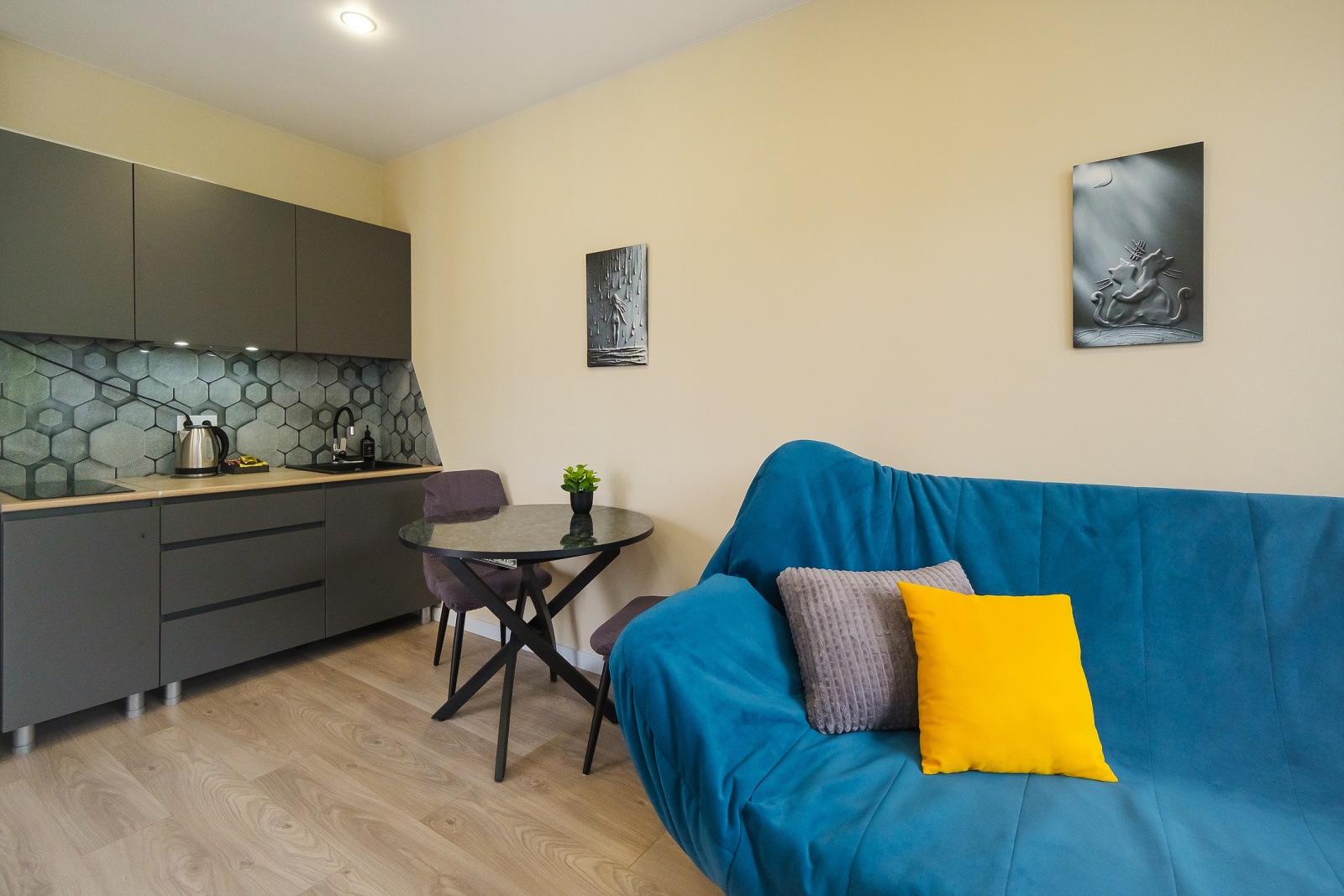 Добро пожаловать в нашу обновленную студию с двумя балконами, откуда открывается захватывающая панорама на морские просторы и Сочинский национальный парк!