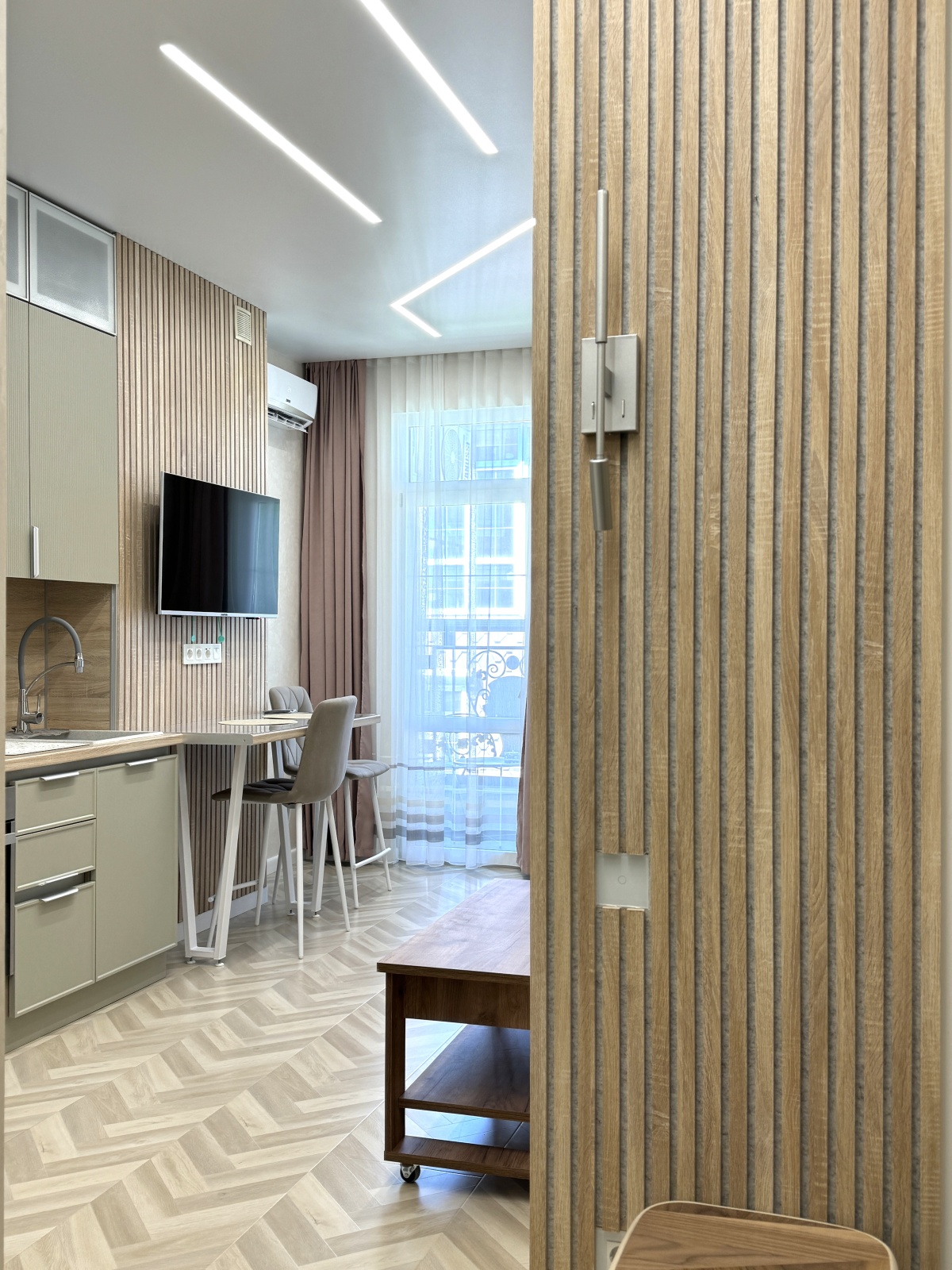 Евро двухкомнатный апартамент с балконом на первой линии в Сириусе АЛС 7-441