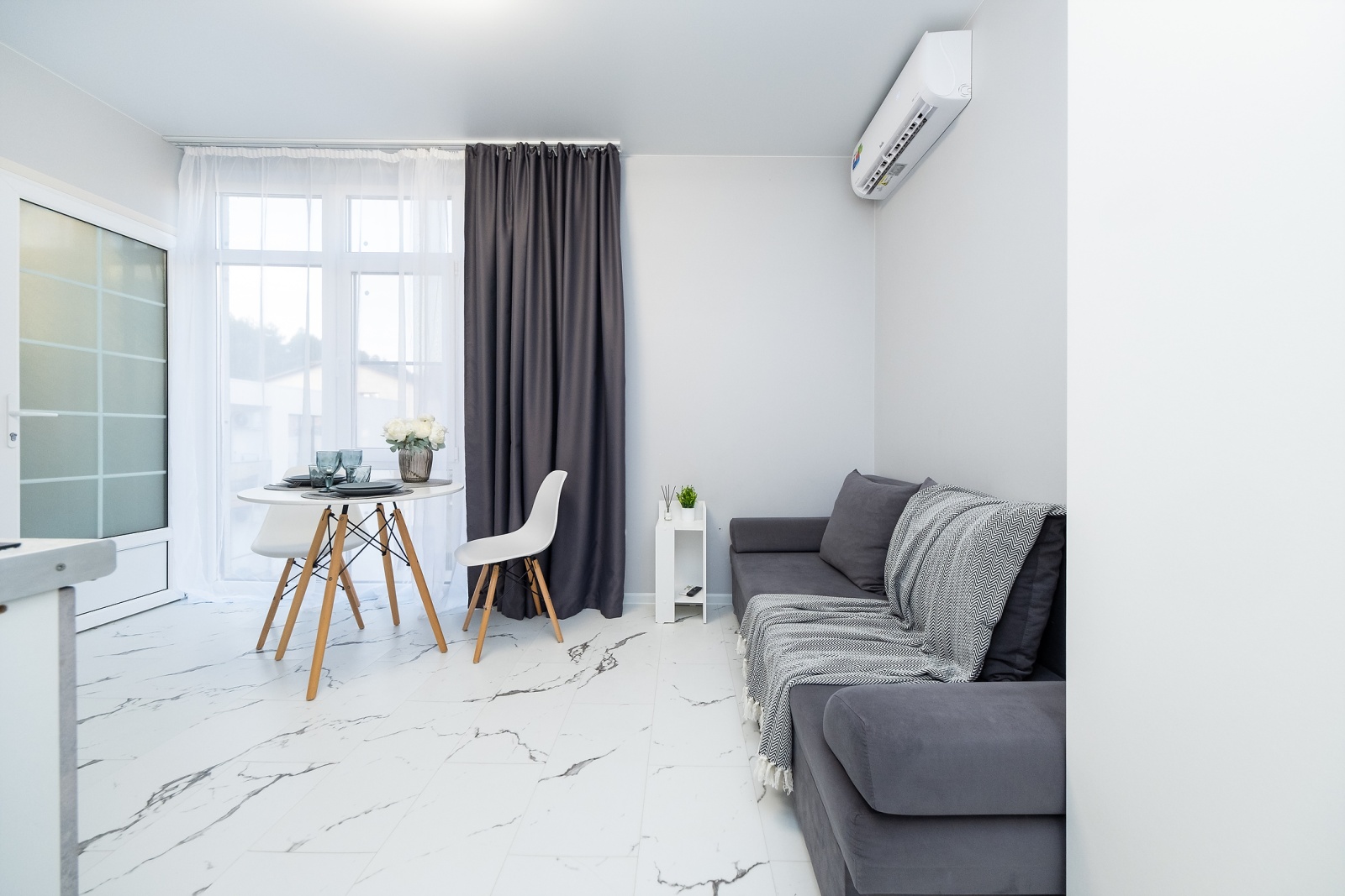 Насладитесь солнцем и комфортом в прекрасных апартаментах с отдельной спальней в Сочи