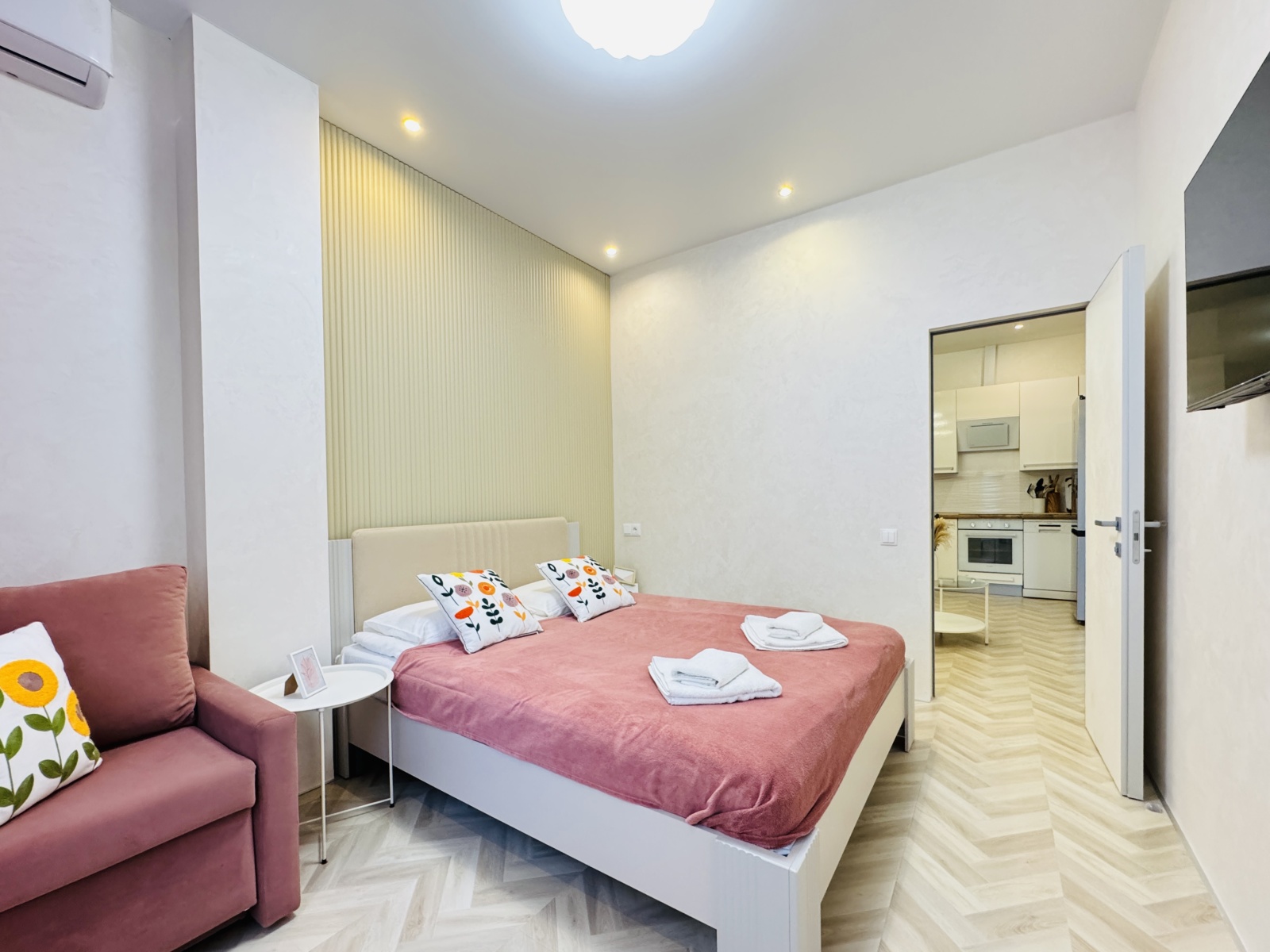 Евро трехкомнатный апартамент с балконом на первой линии в Сириусе АЛС 6-366