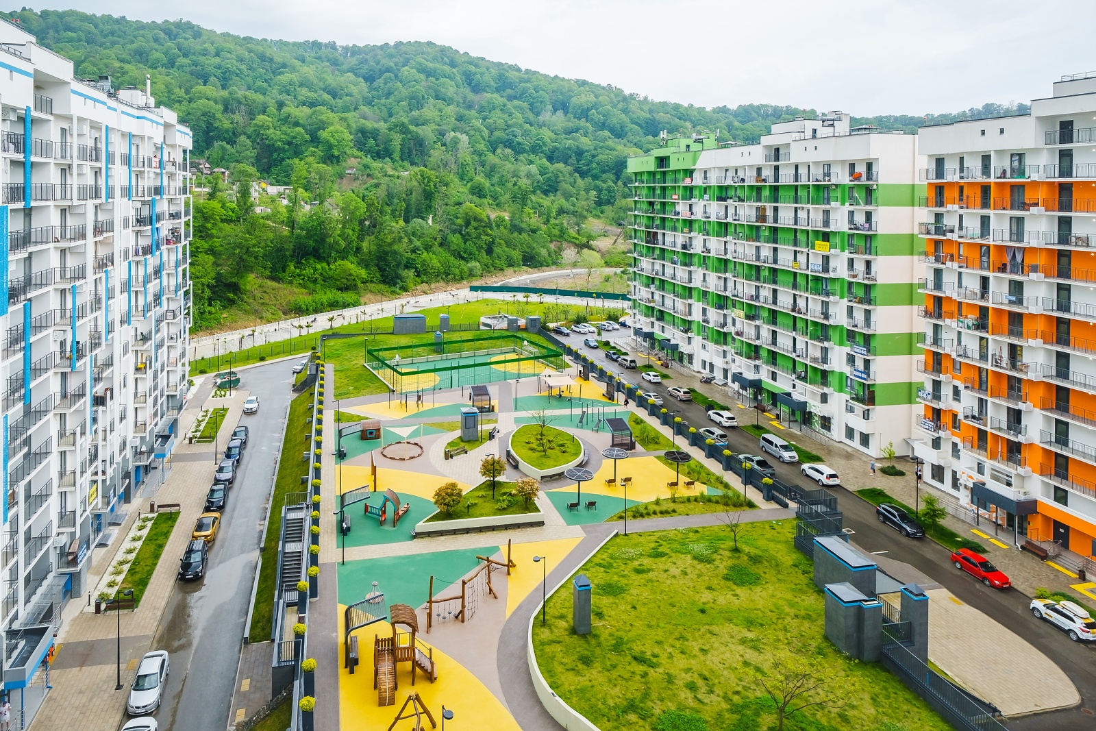 Добро пожаловать в нашу обновленную студию с двумя балконами, откуда открывается захватывающая панорама на морские просторы и Сочинский национальный парк!