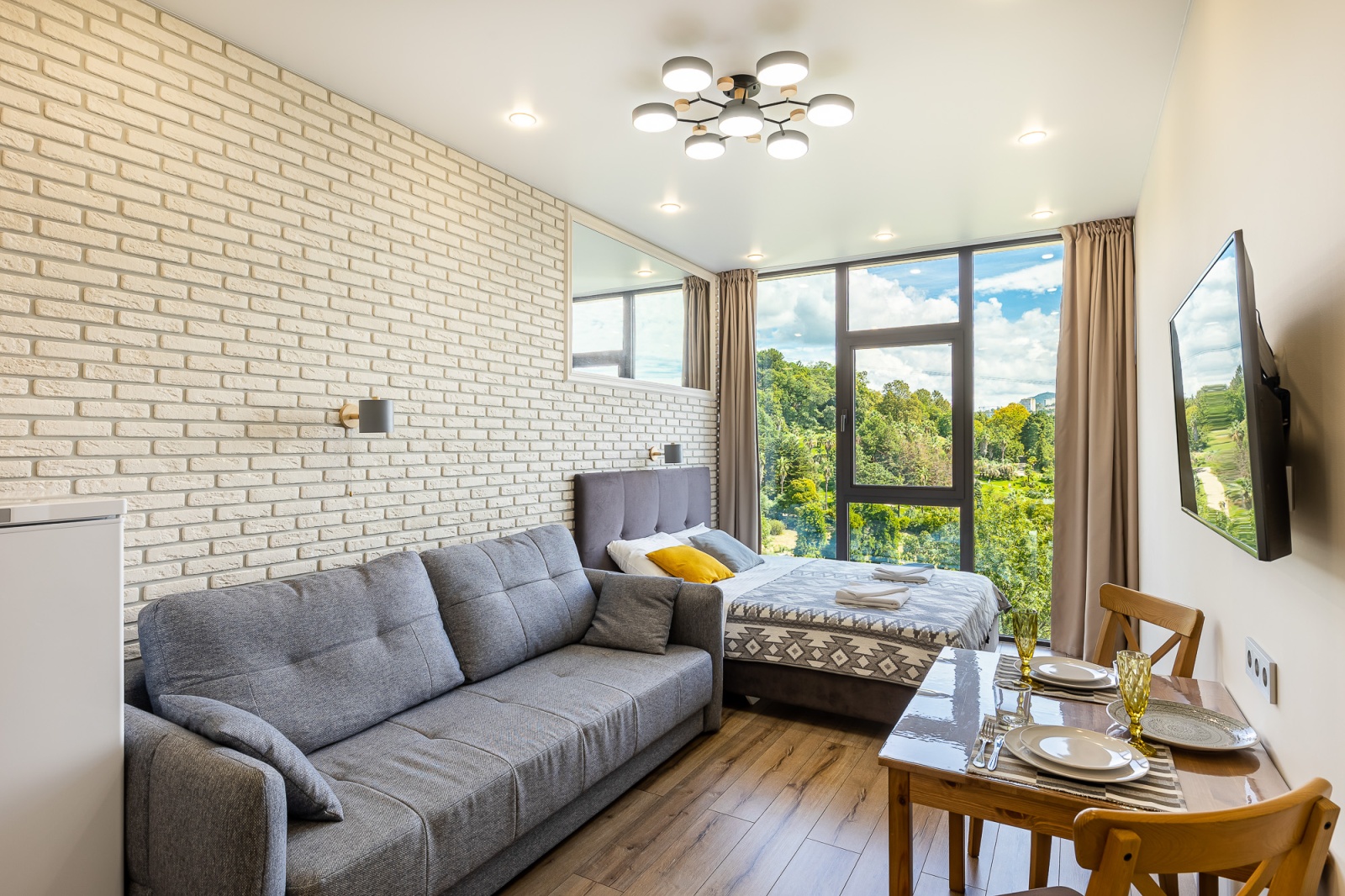 Студия ЖК Метрополь с видом на Дендрарий в центре Сочи