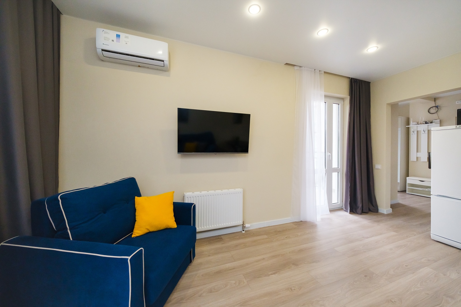 Добро пожаловать в нашу обновленную студию с двумя балконами, откуда открывается захватывающая панорама на морские просторы и Сочинский национальный парк!