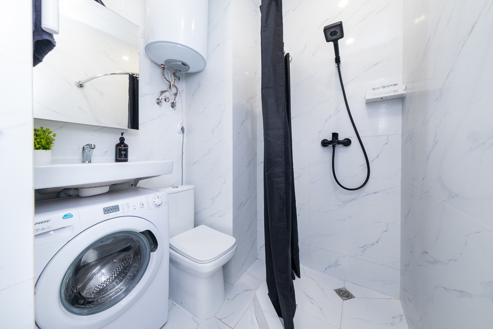 Насладитесь солнцем и комфортом в прекрасных апартаментах с отдельной спальней в Сочи