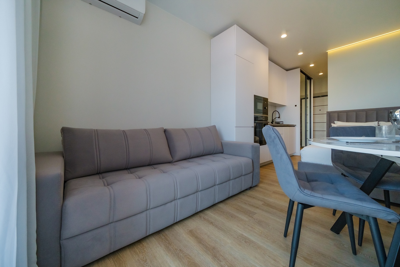 Идеальный вариант для отпуска в Сочи – стильная, небольшая, но функциональная студия с видом на морские просторы!