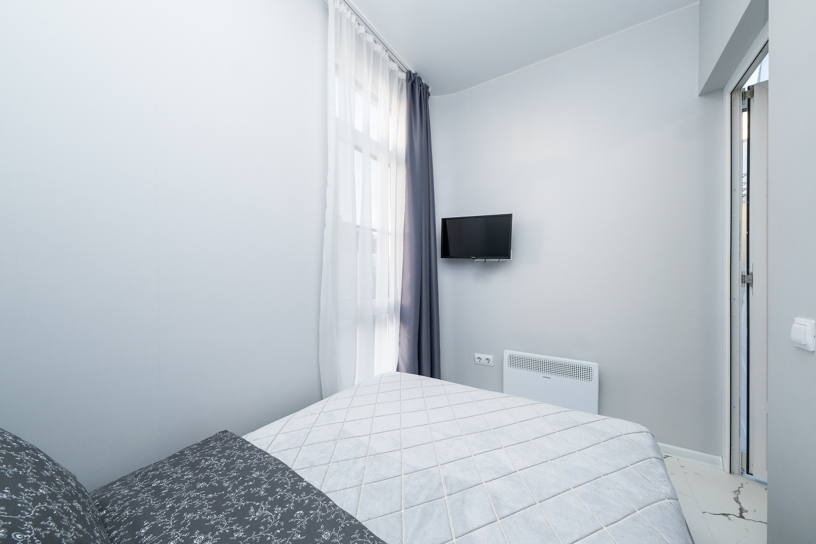 Насладитесь солнцем и комфортом в прекрасных апартаментах с отдельной спальней в Сочи