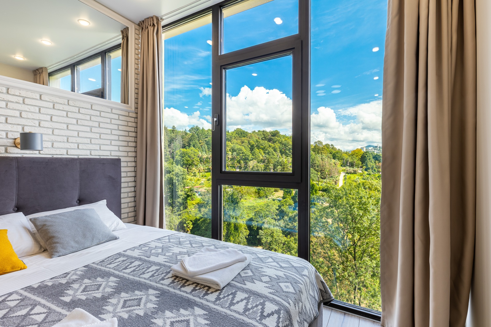 Студия ЖК Метрополь с видом на Дендрарий в центре Сочи